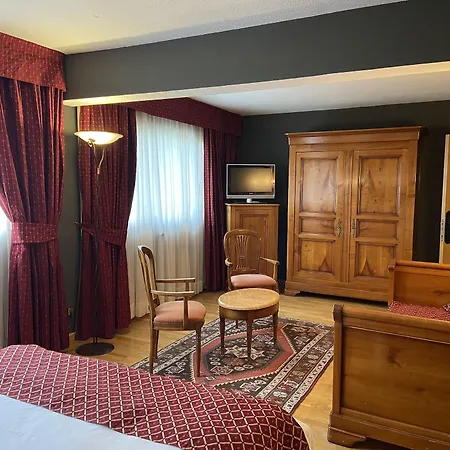 Hotel & Llop Gris