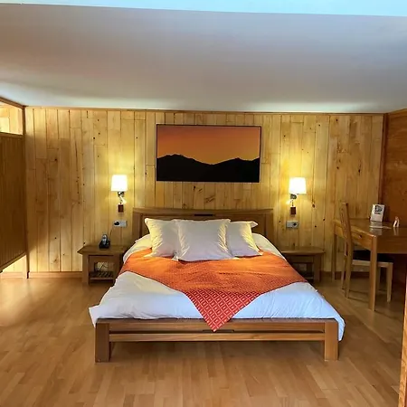 Hotel & Llop Gris